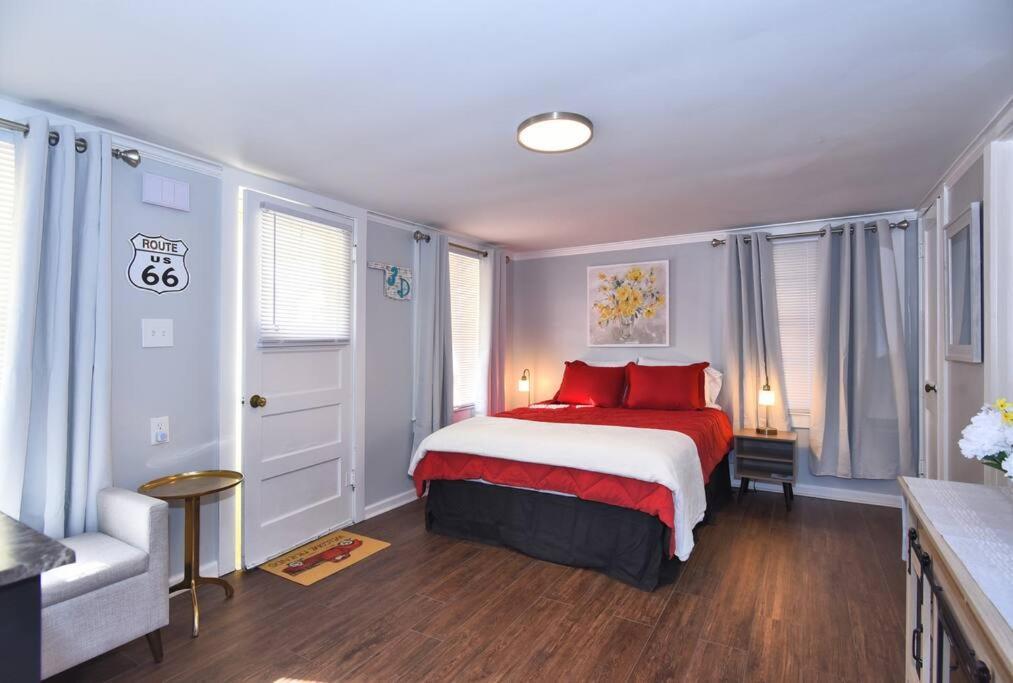 Chalet Blue Flamingo's Adorable -tu-cherry St-expo-downtown-11t
